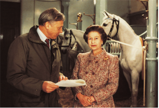 1987年，女王和大卫·爱登堡在皇家马厩，准备发表圣诞演说